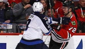 Artemi Panarin (r.) spielte beim Sieg in Winnipeg groß auf