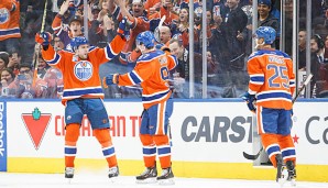 Leon Draisaitl (l.) verbuchte beim Sieg der Oilers gegen Dallas zwei Scorerpunkte