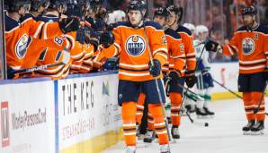 Leon Draisaitl holt sich die Glückwünsche für seinen Treffer gegen Vancouver von den Kollegen ab