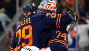 Dank an den Goalie: Leon Draisaitl gratuliert Stuart Skinner nach dem Sieg über die Jets.