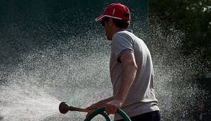 Wasser tut Not bei den subtropischen Bedingungen in Paris