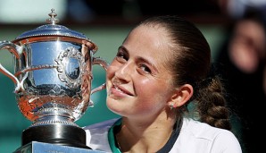 Jelena Ostapenko mit dem Objekt der Begierde