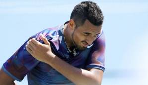 Nick Kyrgios fasst sich an die Schulter