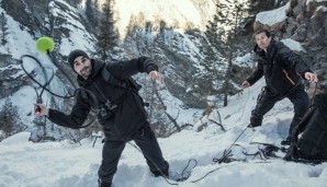 Da sieht sogar MacGyver alt aus: Roger Federer improvisiert mit Bear Grylls