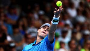 Aufschlagriese John Isner serviert aus dem dritten Stock