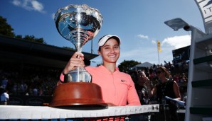 Lauren Davis mit ihrem Siegerpokal in Auckland