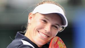 Caroline Wozniacki mit der Trophäe von Tokio